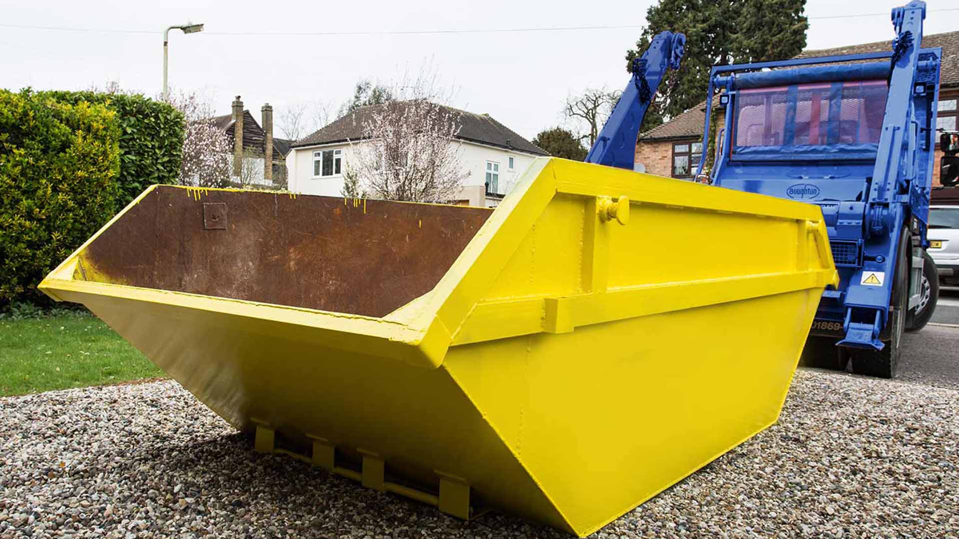 image of a private skip for hire being delivered by a skip hire company